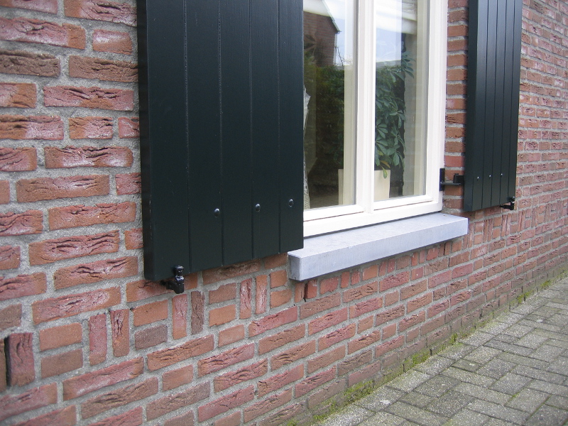 Hardstenen raamdorpel bij traditionele gevel