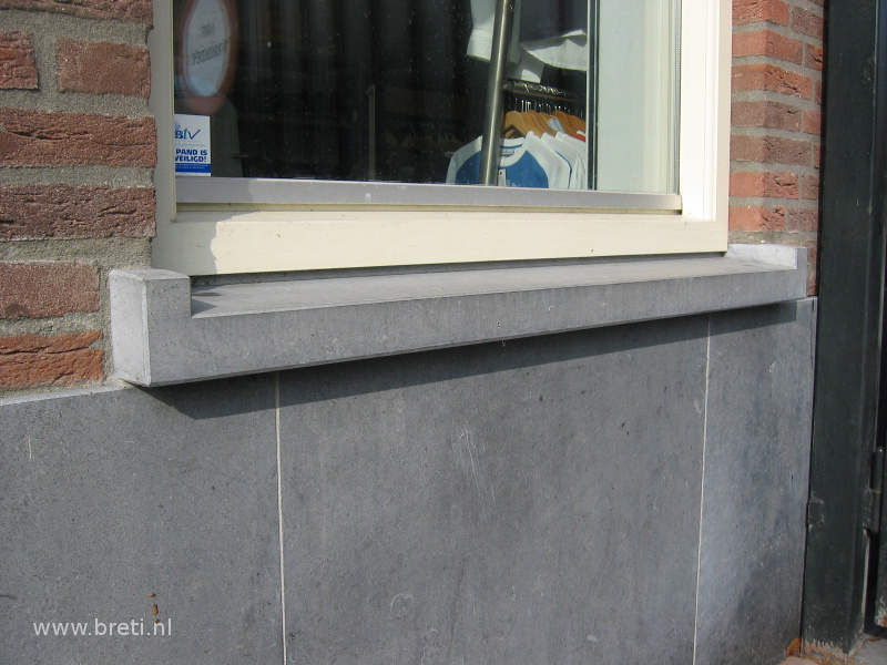 Brede raamdorpel met opstaande rand