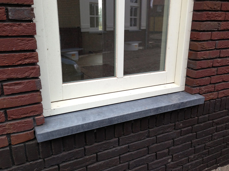 Hardstenen raamdorpel bij houten kozijn